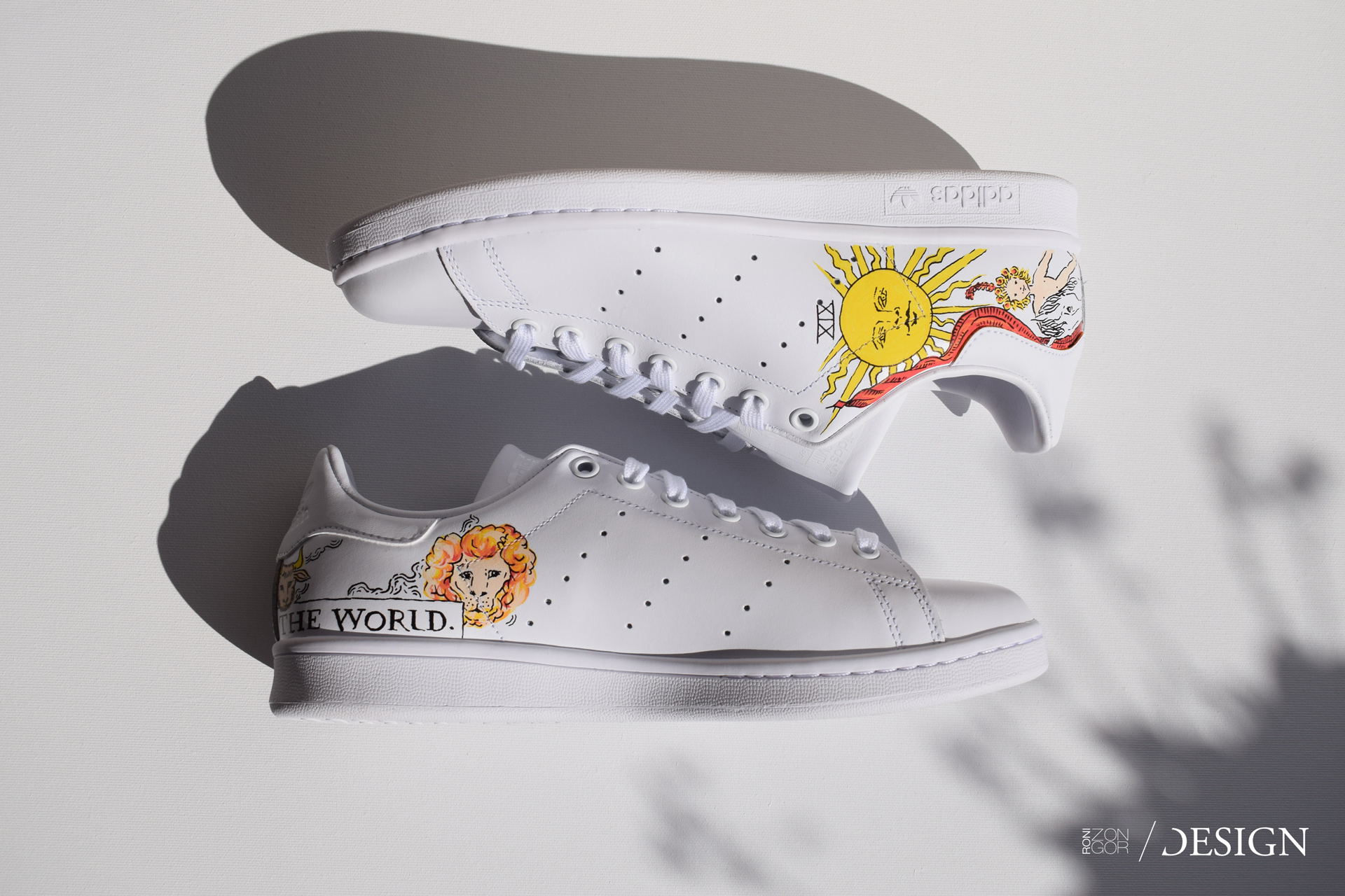Roni Zongor DESIGN, egyedi kézzel festett Adidas sportcipő, Tarot kártya motívum 